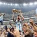 Lionel Messi levanta el trofeo de campeón del mundo tras derrotar a Francia en la definición de Qatar 2022. EFE/EPA/Tolga Bozoglu
