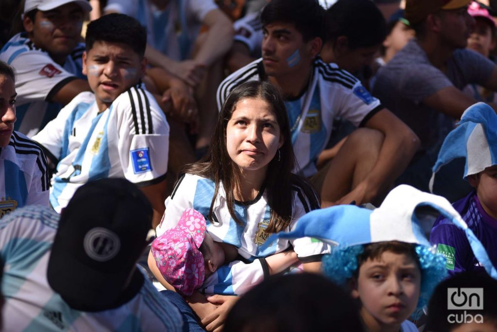 La chica que le da el pecho a su hija. Foto: Kaloian.