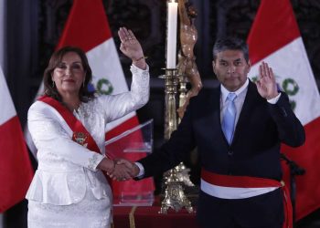 La presidenta de Perú, Dina Boluarte, toma juramento al ministro del Interior, César Cervantes Cárdenas, durante una ceremonia en el Palacio de Gobierno de Lima, el 10 de diciembre de 2022. Foto: Paolo Aguilar / EFE.