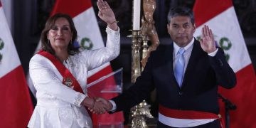 La presidenta de Perú, Dina Boluarte, toma juramento al ministro del Interior, César Cervantes Cárdenas, durante una ceremonia en el Palacio de Gobierno de Lima, el 10 de diciembre de 2022. Foto: Paolo Aguilar / EFE.