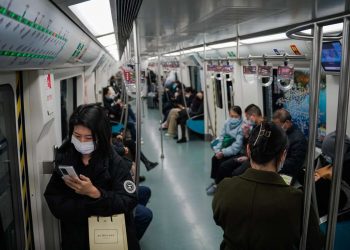 En Pekín, donde muchos negocios se encuentran abiertos, ya no se exige una prueba negativa correspondiente a las últimas 48 horas para abordar el transporte público. Foto: WU HAO/EFE/EPA.