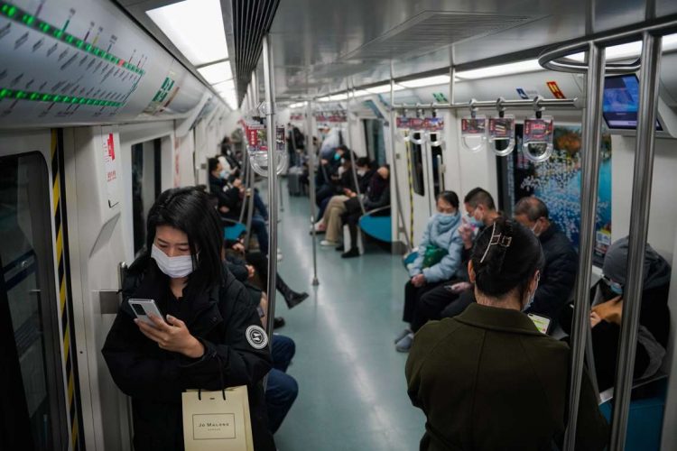 En Pekín, donde muchos negocios se encuentran abiertos, ya no se exige una prueba negativa correspondiente a las últimas 48 horas para abordar el transporte público. Foto: WU HAO/EFE/EPA.