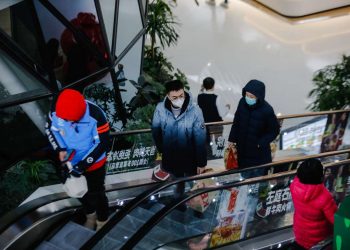 Personas con mascarilla en un centro comercial de Beijing, China, el 1 de diciembre de 2022. Foto:WU HAO /EFE/EPA.