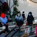 Personas con mascarilla en un centro comercial de Beijing, China, el 1 de diciembre de 2022. Foto:WU HAO /EFE/EPA.