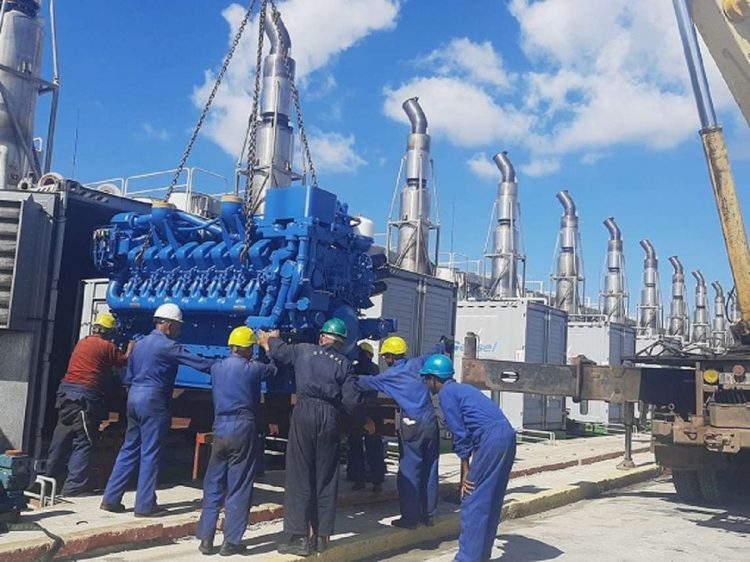 Trabajadores de varias provincias apoyaron en el montaje e instalación de 20 motores diésel en la Central Eléctrica de Grupos Electrógenos de Cienfuegos. Foto: Mireya Ojeda Cabrera/5 de septiembre.