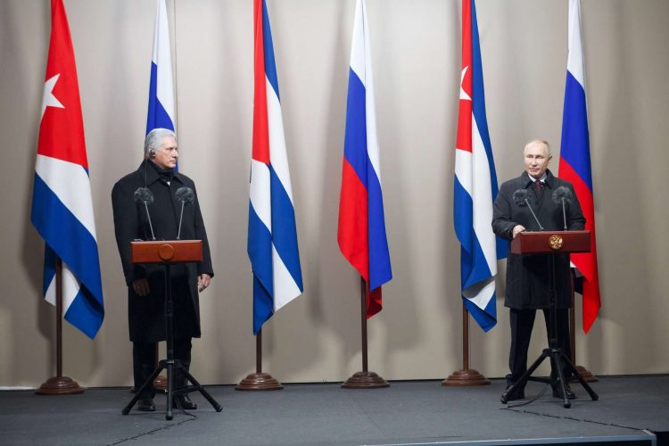 Vladímir Putin (derecha) y Miguel Díaz-Canel (izquierda) durante la visita oficial del presidente cubano a Rusia a finales de noviembre pasado. Foto: Alejandro Azcuy/Presidencia Cuba/Archivo.