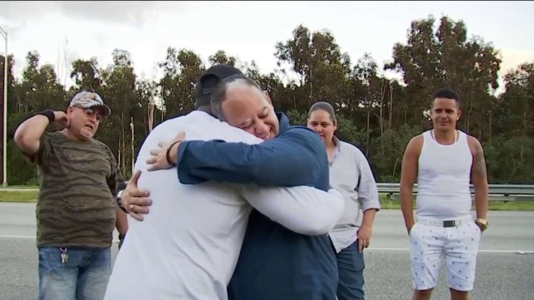 Un cubano abraza a un familiar que fue liberado por las autoridades de inmigración en Florida. Foto: Telemundo.