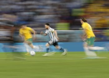 Lionel Messi controla un balón en el partido de octavos de final entre Argentina y Australia en el estadio Ahmad bin Ali, en Rayán. Foto: EFE/Juan Ignacio Roncoroni.