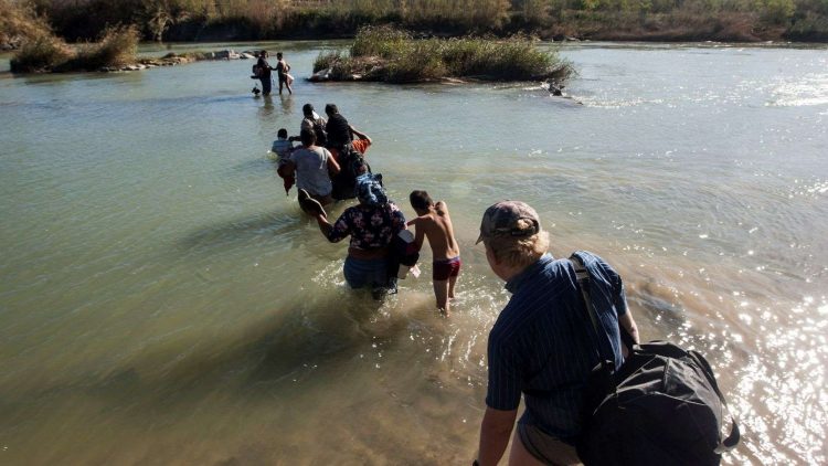 Un grupo de migrantes cubanos cruza la frontera entre México y Estados Unidos por el río Bravo. Foto: Dallas Morning News / Archivo.