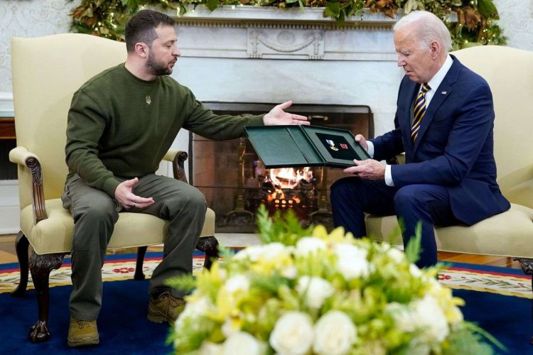 Zelenski le entrega a Biden la condecoración ucraniana "Gran Cuz del Mérito Combatiente" durante la reunión en la Casa Blanca.  Foto: Patrick Semansky /AP.