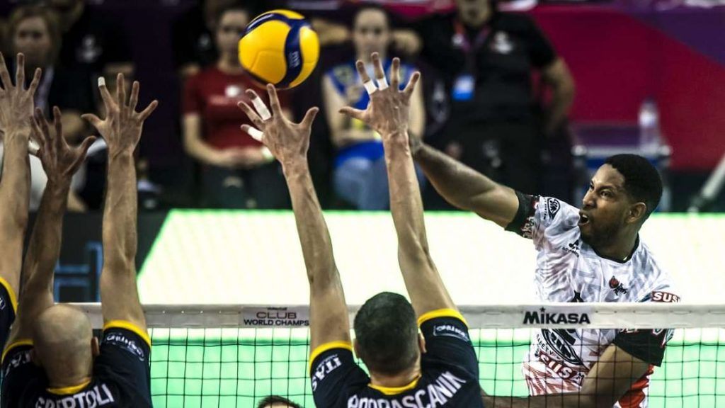 El cubano Wilfredo León (d) en una acción de ataque en el partido entre los equipos italianos Perugia y Trentino, en la final del Mundial de Clubes de voleibol, en la ciudad brasileña de Betim, el 11 de diciembre de 2022. Foto: volleyballworld.com