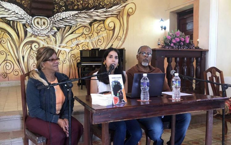 Presentación del libro "Rumberas matanceras", de la pianista y musicóloga Roxana Coz Téstar (centro), en la Ermita de Monserrate, en Matanzas. Foto: Jaime Masó Torres.