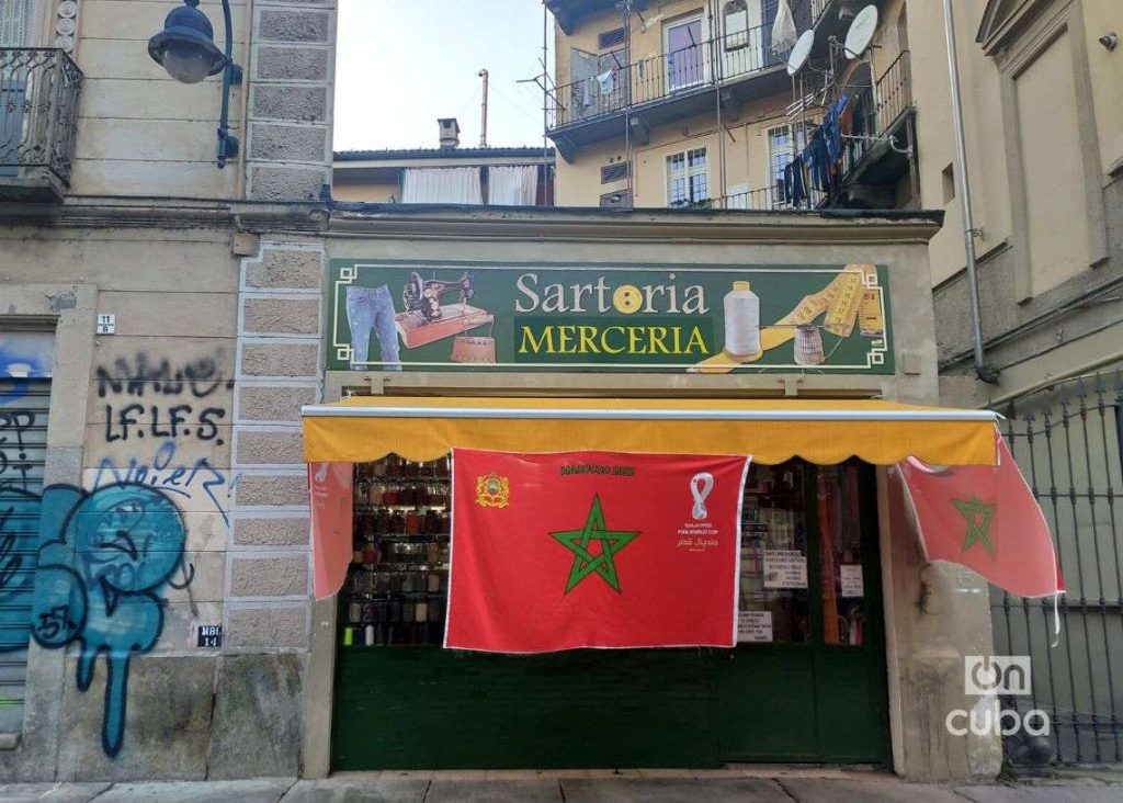 Sastrería marroquí en Porta Palazzo, Turín, con las banderas del país que avanzó en el Mundial de Fútbol Qatar 2022. Foto: Mónica Rivero.