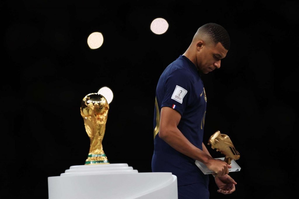 Kylian Mbappé passes in front of the World Cup, after losing to Argentina in the Qatar 2022 final. Photo: EFE/EPA/Tolga Bozoglu.