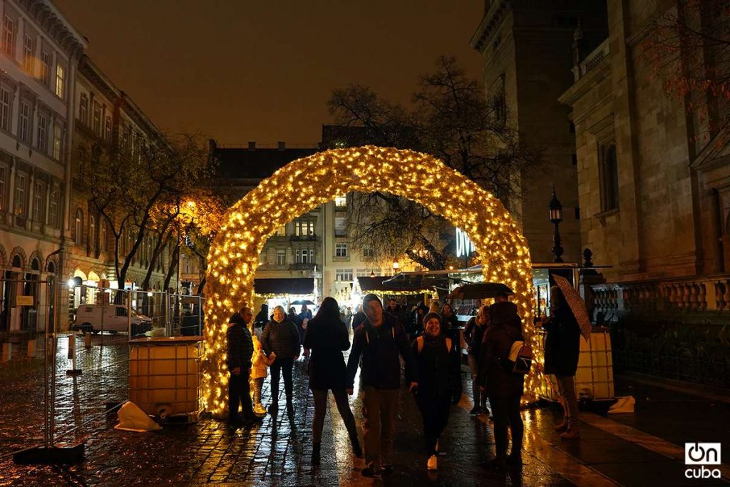 Christmas market next to St. Stephen's Cathedral, Budapest.  Photo: Alejandro Ernesto.