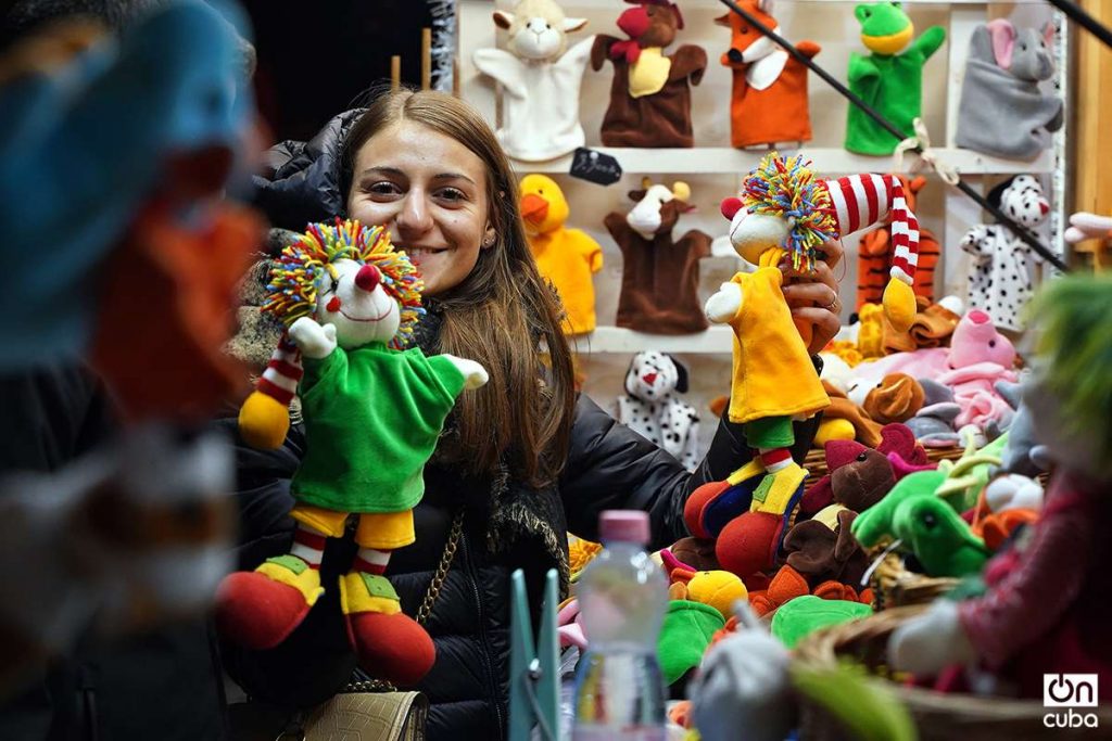 Juguetes en mercado navideño de Budapest