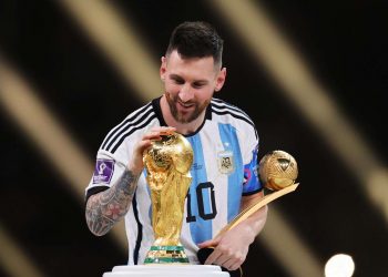 Lionel Messi acaricia la Copa del Mundo después de ganarle a Francia y haber recibido el Balón de Oro. Foto: EFE/EPA/Friedemann Vogel.