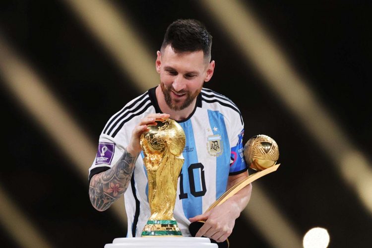 Lionel Messi acaricia la Copa del Mundo después de ganarle a Francia y haber recibido el Balón de Oro. Foto: EFE/EPA/Friedemann Vogel.