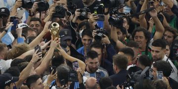 Lionel Messi durante la celebración con el trofeo tras ganar la final del Mundial de Fútbol Qatar 2022 frente a Francia en el estadio Lusail de Qatar. Foto: EFE/ Alberto Estévez.