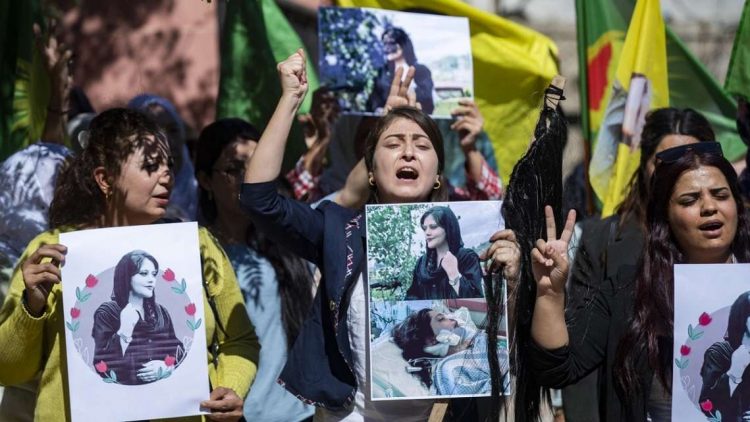 Irán está sumido en una oleada de protestas desde la muerte el 16 de septiembre de Amini, una joven kurda iraní de 22 años que falleció tras ser detenida por la policía de la moral por no llevar correctamente el velo. Foto: AFP/Telam.