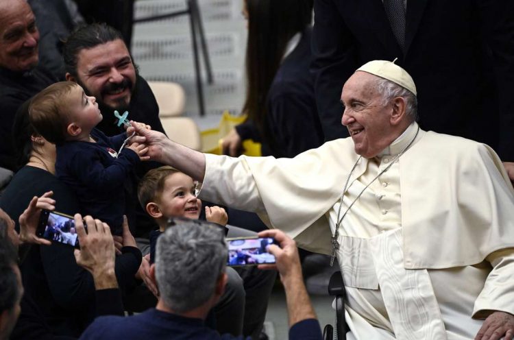 Francisco agarra el chupete de un bebé durante la audiencia general semanal en el Aula Pablo VI, Ciudad del Vaticano, este miércoles 14 de diciembre de 2022. Foto: RICCARDO ANTIMIANI/Efe.