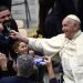 Francisco agarra el chupete de un bebé durante la audiencia general semanal en el Aula Pablo VI, Ciudad del Vaticano, este miércoles 14 de diciembre de 2022. Foto: RICCARDO ANTIMIANI/Efe.