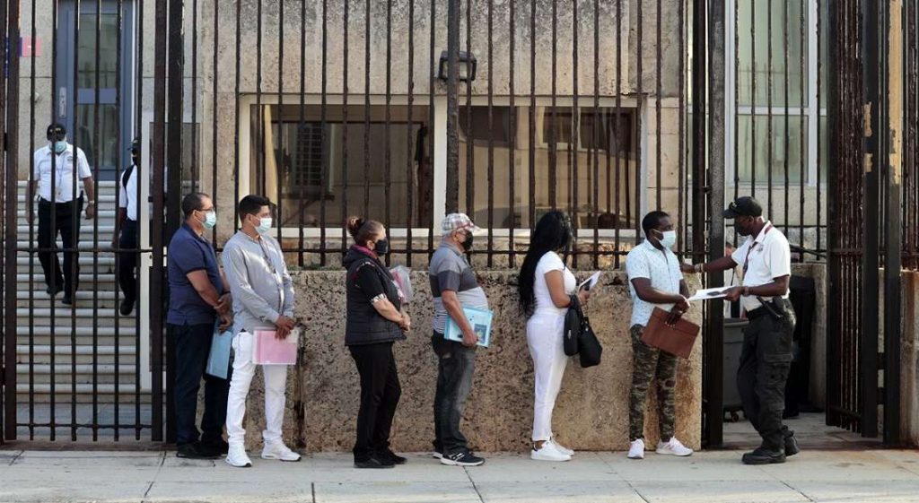 Imagen de archivo de personas que esperan por ser atendidas en la embajada de EE.UU. en La Habana. Foto: Ernesto Mastrascusa / EFE / Archivo.