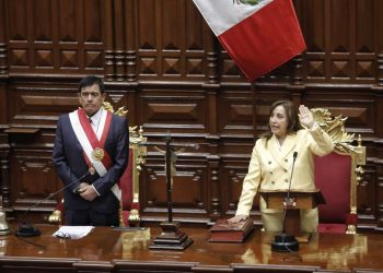 La abogada Dina Boluarte saluda tras ser juramentada como presidenta por presidente del Congreso, José Daniel Williams Zapata (i), en la sede del Congreso en Lima. Foto: STR/Efe.