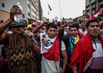 Cientos de manifestantes, a favor de Pedro Castillo y en contra del Congreso tomaron las calles del Perú. Foto: EFE/ Aldair Mejía.