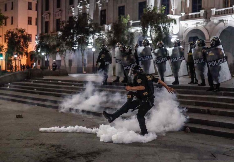 Las movilizaciones  se han producido tambiénen el centro de Lima, a escasa distancia del Palacio de Gobierno, donde los manifestantes se enfrentaron el viernes con la Policía Nacional y los agentes los dispersaron con bombas lacrimógenas. Foto: Aldair Mejía/Efe.