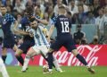 Lionel Messi disputa un balón con Josko Gvardiol (i) de Croacia, en el partido de semifinales del Mundial de Fútbol Qatar 2022. Foto: EFE/Juanjo Martín.