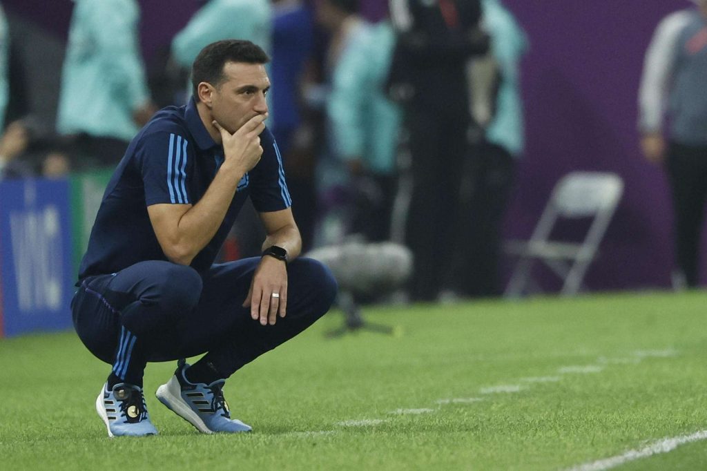 El seleccionador de Argentina, Lionel Scaloni hoy en el partido de semifinales entre Argentina y Croacia en el estadio de Lusail. Foto: EFE/Juanjo Martín.