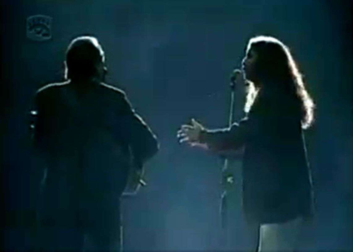 Serrat y Santiago, cantando "Mediterráneo". 