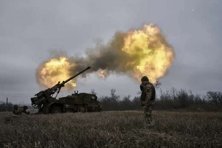 Soldados ucranianos disparan un obús de fabricación francesa hacia posiciones rusas. Foto: Libkos/Ap.