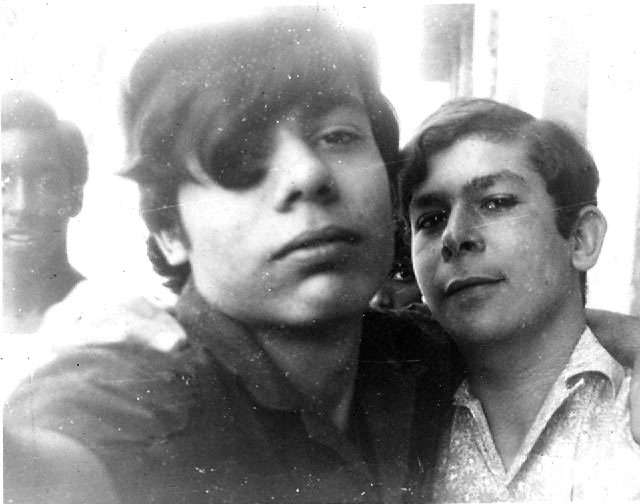 Del grupo de la Secundaria Básica Villena circa 1966. Guille, Casas y al fondo Pancho (EPD), este era más fan de los Stones. Foto: Archivo del autor.