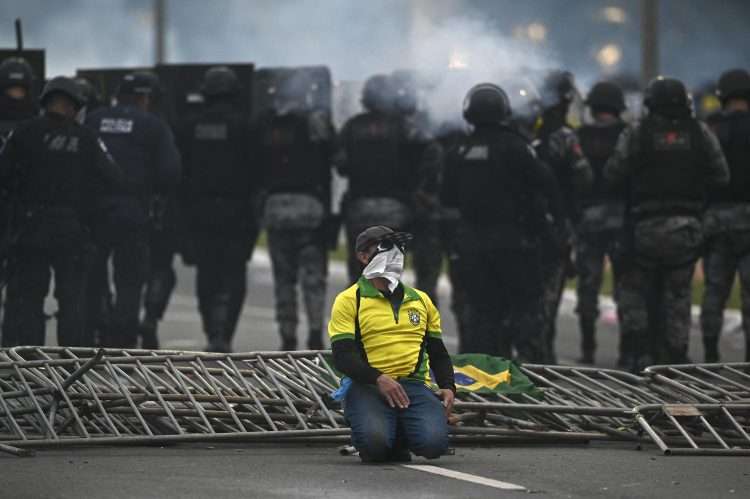 Policías antidisturbios accedieron este domingo al palacio presidencial de Planalto, sede del Gobierno de Brasil, tomado por cientos de seguidores radicales del expresidente Jair Bolsonaro, en Brasilia. Foto: EFE/ Andre Borges.