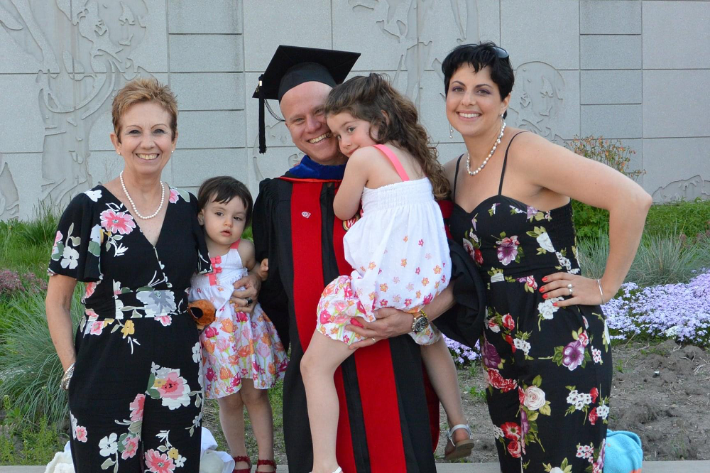 Graduación de su Doctorado en Cultura, Lengua y Literatura Española, Hispánica y Latinoamericana en la Universidad de Wisconsin–Madison. Junto a él, su madre, su esposa y las dos hijas.
