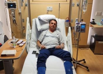 Fotografía publicada por el expresidente Jair Bolsonaro en sus redes sociales, en un hospital en Orlando, Florida por una "adherencia abdominal". Foto: Cuenta de Bolsonaro en Twitter.