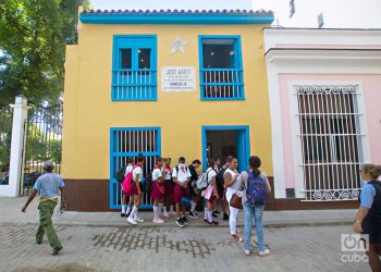 Grupo de niños a la entrada del Museo Casa Natal de José Martí, en la calle Paula o Leonor Pérez, en La Habana. Foto: Otmaro Rodríguez.