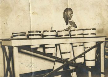 Chano Pozo con su marimba de tambores. Original en Colección Gladys Palmera.