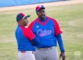 El manager Armando Johnson, junto al entrenador Pedro Luiz Lazo, durante los entrenamientos de la preselección de Cuba al Clásico Mundial de Béisbol, en el estadio Latinoamericano, en La Habana. Foto: Otmaro Rodríguez.