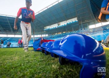 Preparación de la preselección de Cuba al Clásico Mundial de Béisbol, en el estadio Latinoamericano, en La Habana. Foto: Otmaro Rodríguez.