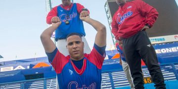 Preparación de la preselección de Cuba al Clásico Mundial de Béisbol, en el estadio Latinoamericano, en La Habana. Foto: Otmaro Rodríguez.