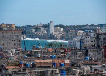Vista de la ciudad de La Habana, bahía de la Habana, edificios. Foto: Kaloian.