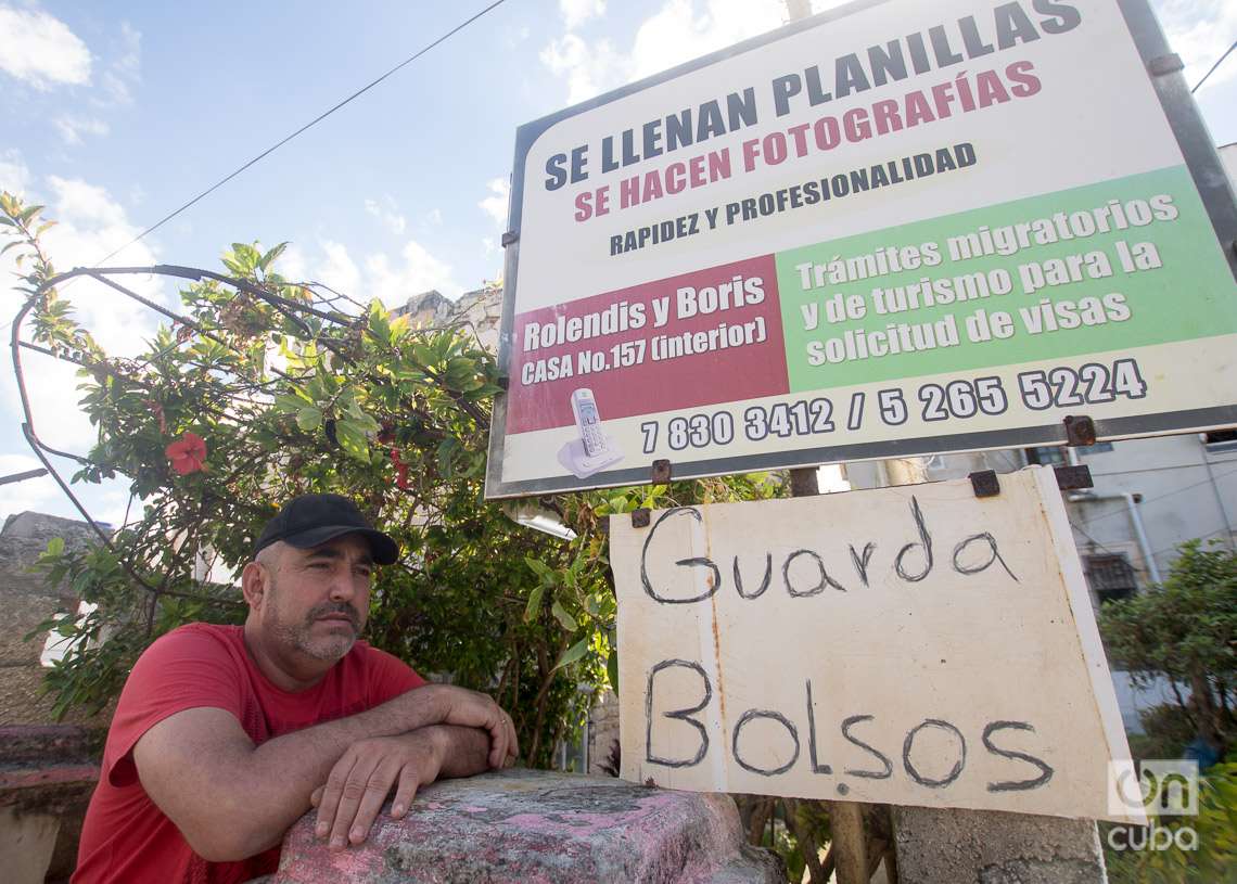Boris Luis Zubizarreta a la entrada de su negocio, frente al Parque de los Suspiros, en La Habana. Foto: Otmaro Rodríguez.