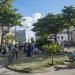 Personas en el Parque de los Suspiros, en La Habana, a la espera de realizar trámites consulares en la Embajada de Estados Unidos, vista al fondo. Foto: Otmaro Rodríguez.