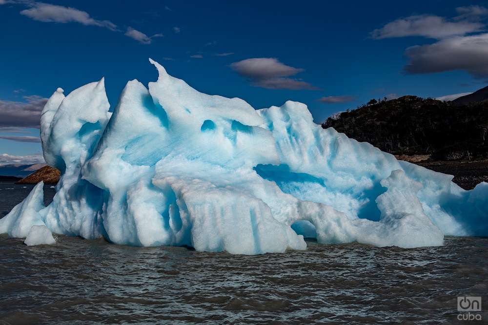 De los desprendimientos de las paredes del glaciar se forman bloques de hielo conocidos como icebergs o témpanos.