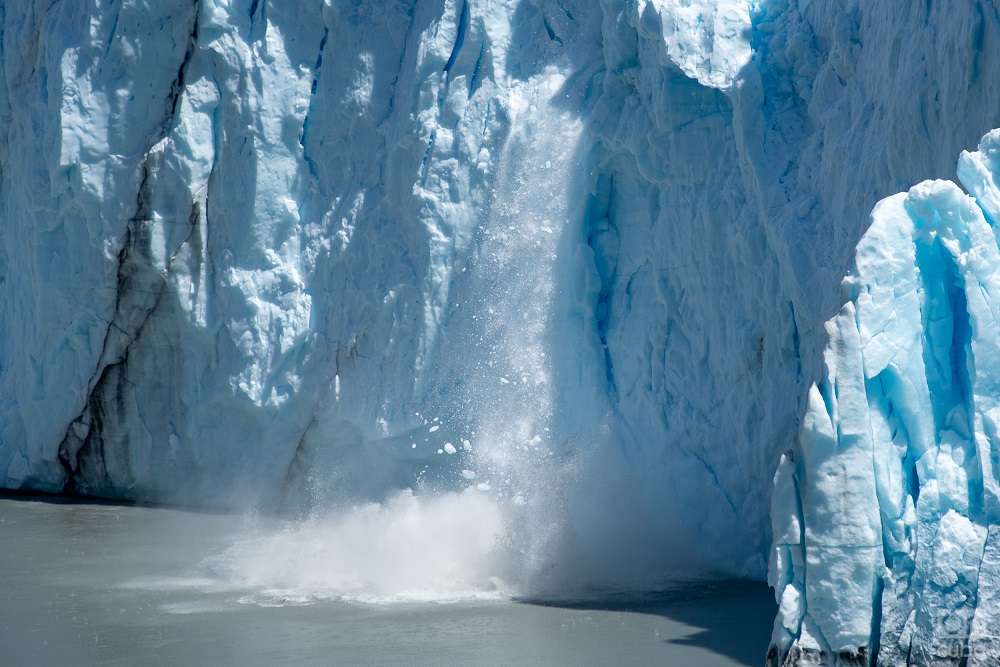 Ice detachment in the Perito Moreno Glacier.  Photo: Kaloian.