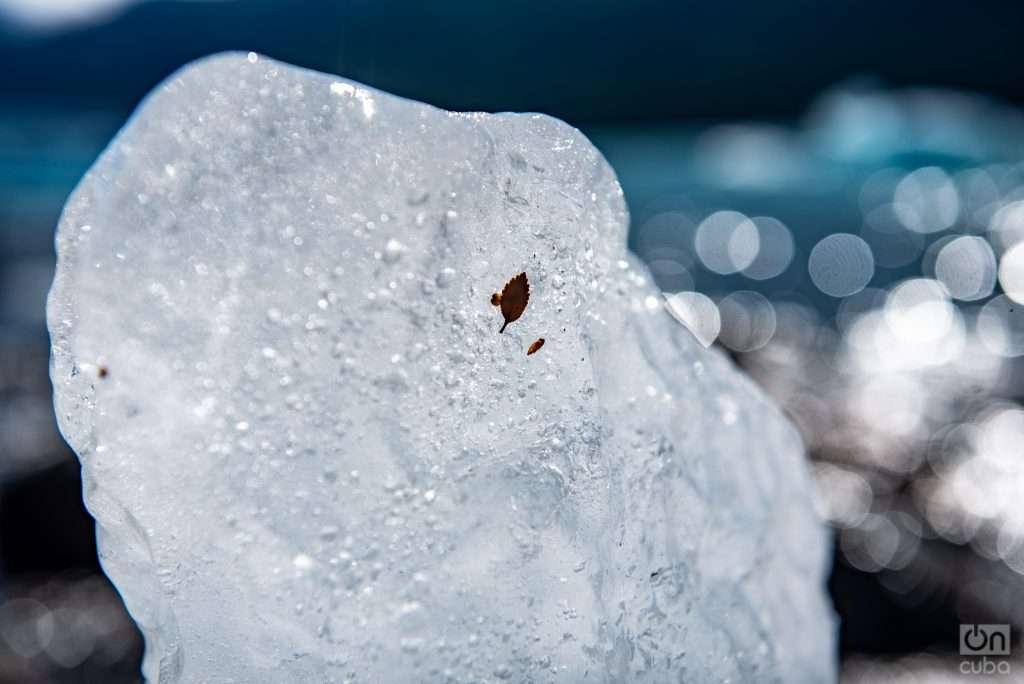 Los glaciares es una masa de hielo producto de nieve compactada y no de agua congelada.