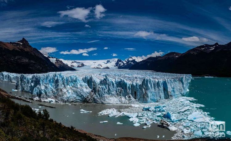 Glaciar Perito Moreno. Lleva el nombre del explorador y director de la Sociedad Científica Argentina Francisco Moreno, es unos kilómetros más grande que la Ciudad Autónoma de Buenos Aires. Tiene 5 kilómetros de longitud y su pared más alta mide 70 metros sobre la superficie del agua.